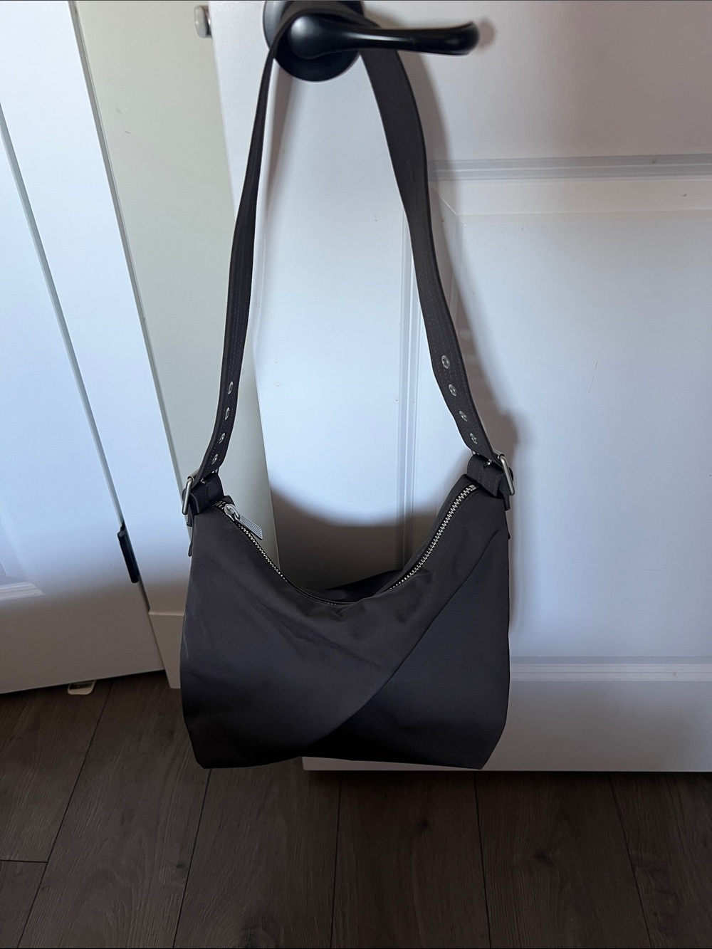 GAP Gray Nylon Slouch Shoulder Bag Minimalist Y2K Hobo Purse - Picture 3 of 5